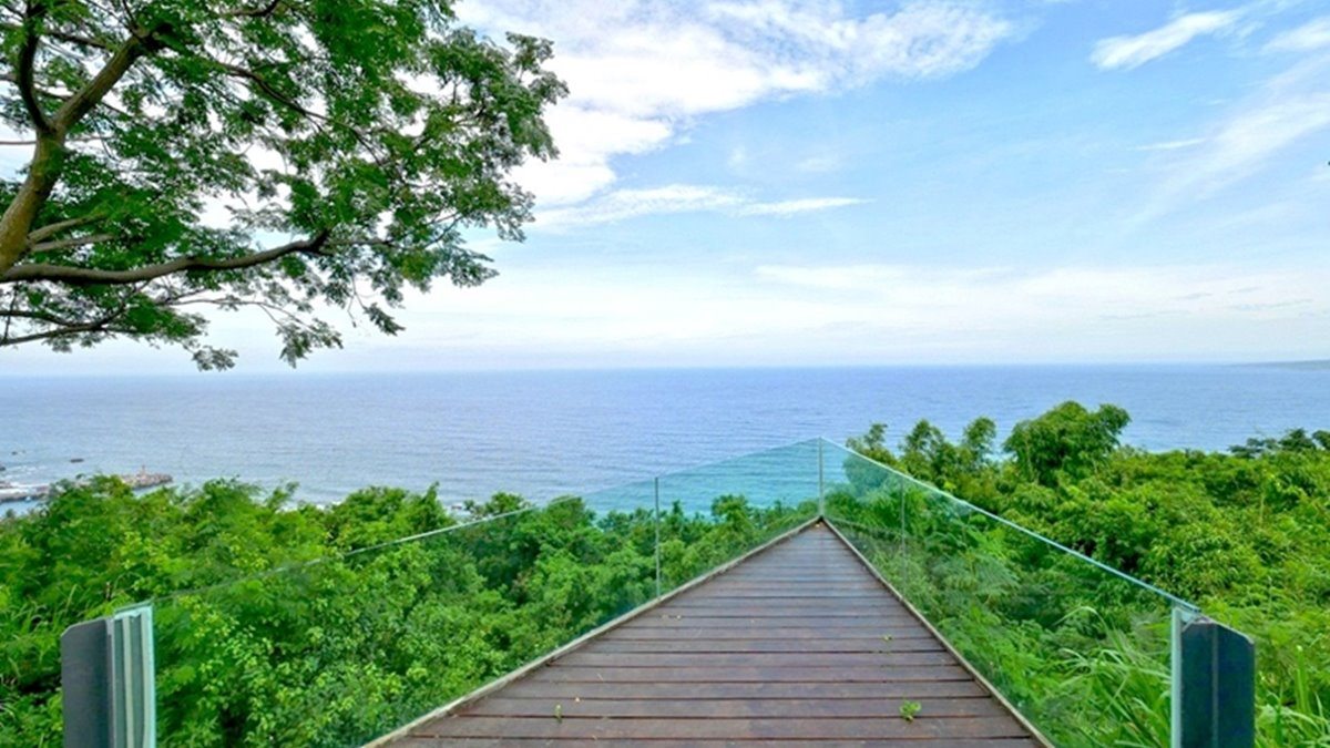 山海景一次擁有！台東自然系民宿享無邊際泳池，還有透明觀海平台超好拍