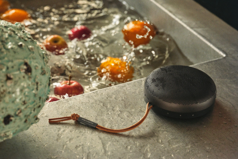 到泳池邊玩邊聽音樂！便攜式防水藍牙音響推薦，美型音質兼具超想要