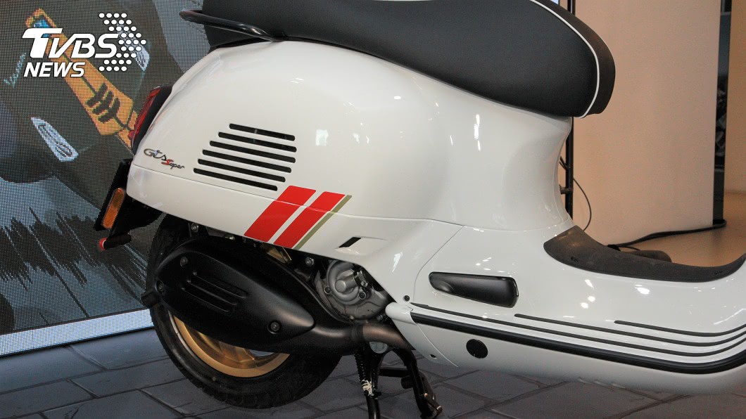 Vespa GTS 300 Racing Sixties消音器飾蓋亦採用消光黑色配置。
