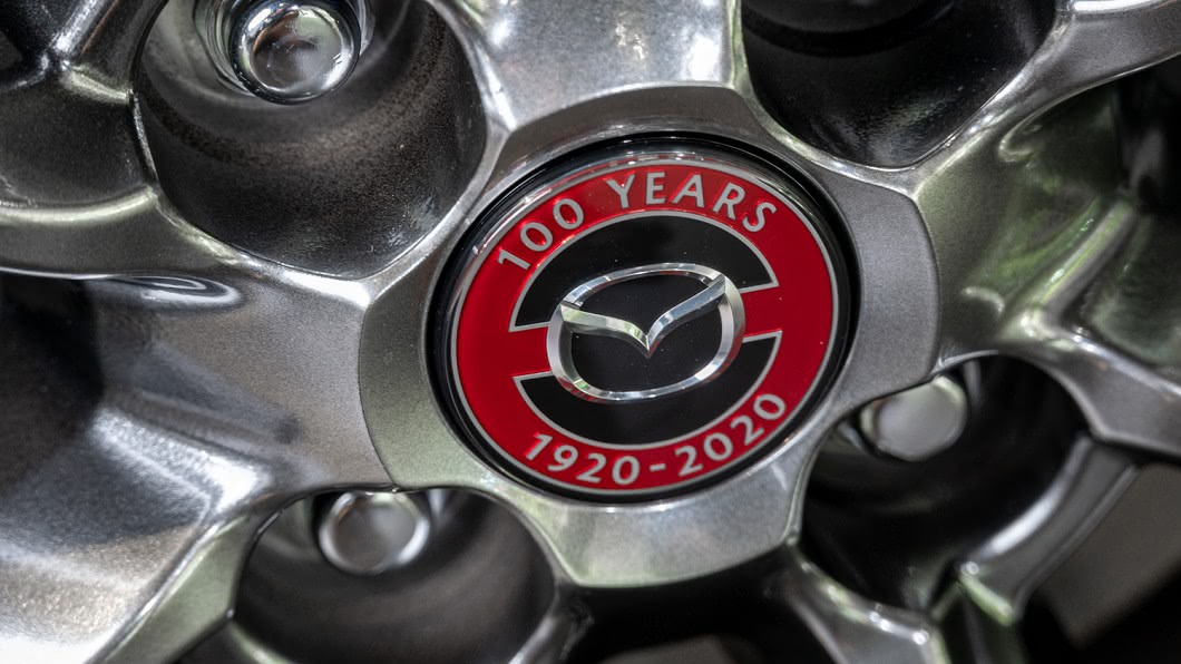 輪圈蓋則飾以100週年紀念廠徽。(圖片來源/ Mazda)