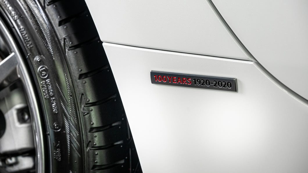 含葉子板鑲嵌「1920-2020」字樣的專屬紀念銘版。(圖片來源/ Mazda)