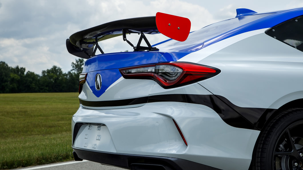 TLX Type S安全車的車尾還配備了大型尾翼以提高下壓力。