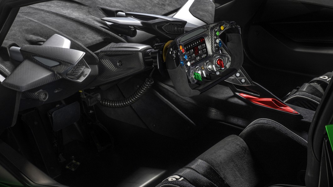 方向盤設計靈感源自於F1，主要車輛狀態資訊與參數調整功能都整合於方向盤中。(圖片來源/ Lamborghini)