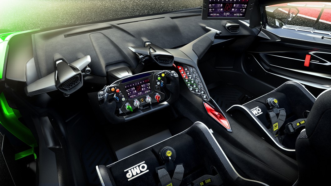Essenza SCV12採用新一代碳纖維單體結構，無須鋼管式防滾籠就可以符合FIA安全規範。(圖片來源/ Lamborghini)