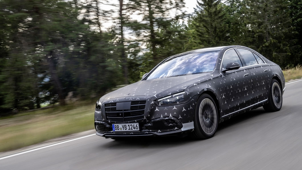 M-Benz預計在9/2正式發表全新世代S-Class,身為品牌頂級旗艦產品,M-Benz將為其搭載眾多主被動安全配備。(圖片來源/ M-Benz) 大改S-Class新安全功能上身 側撞前拉高單邊車身降低傷害