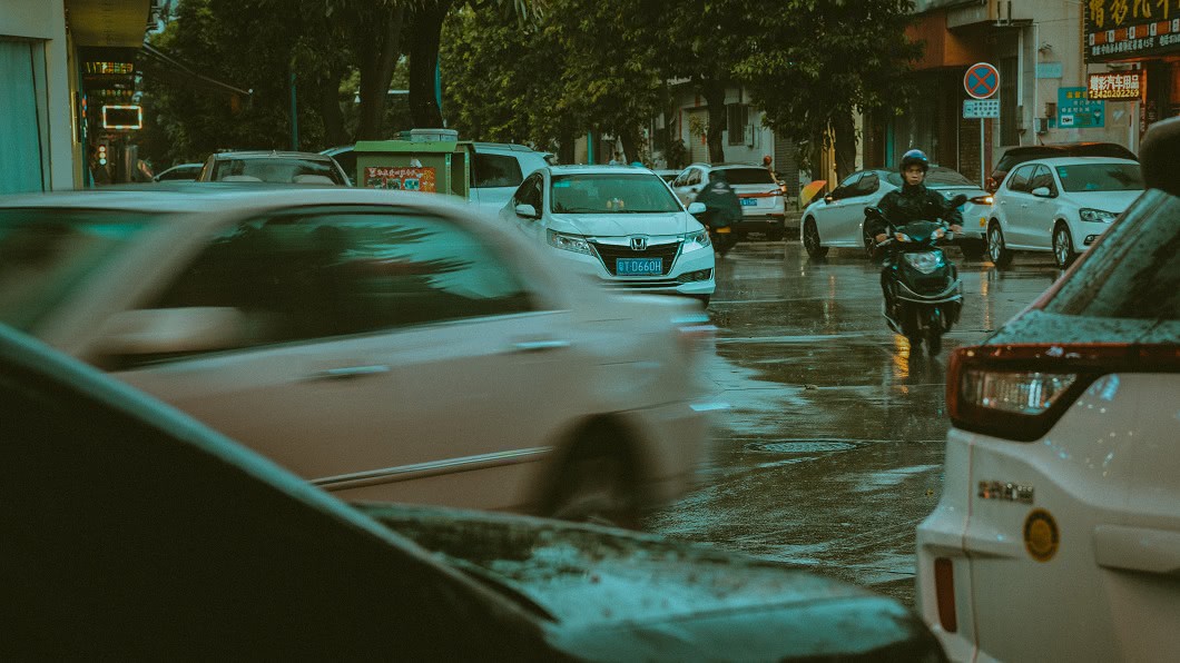 雨天往往伴隨著低能見度與低抓地力，對於行車安全都是威脅。(圖片來源/ Pexels)