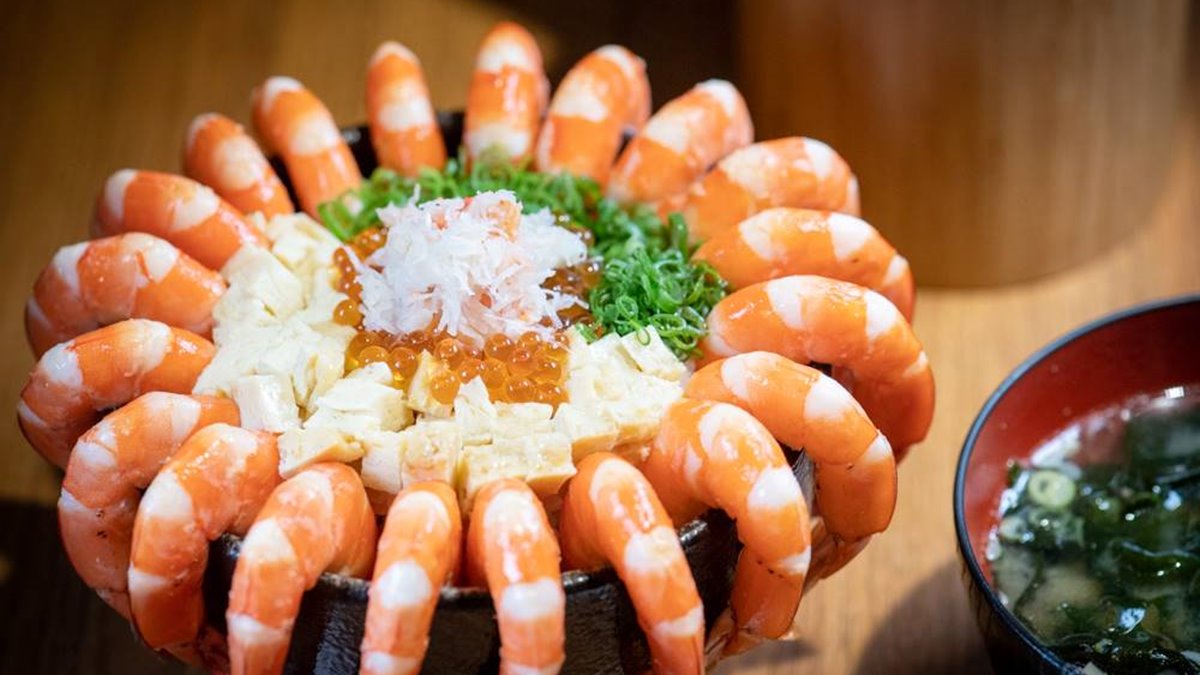 海鮮控尖叫！中壢浮誇日式丼飯有滿滿白蝦與海膽，味噌湯、溫醋飯還能無限續