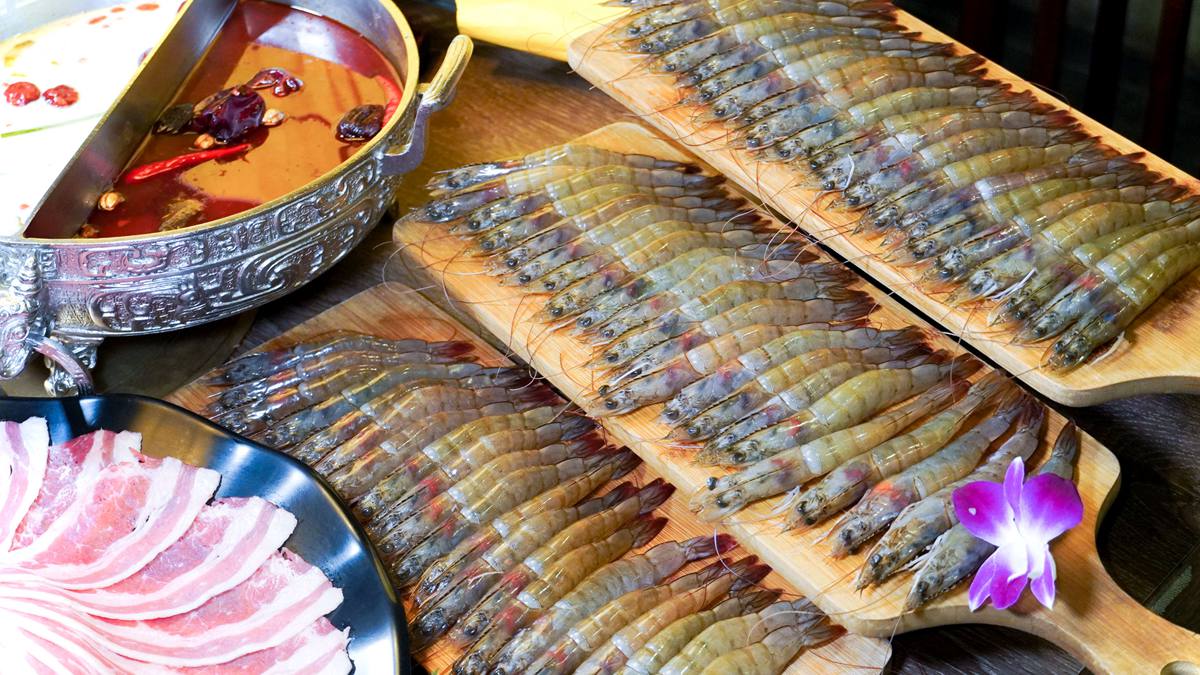 帶阿祖免費嗑95隻藍鑽蝦！巨大龍蝦百元開吃，8/15前爸爸幾歲就送幾隻蝦