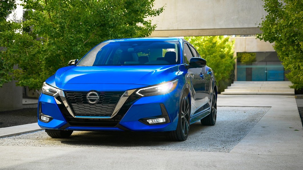 Nissan Sentra加入V-Motion 2.0家族化車頭設計，搭配線條銳利的頭燈組。(圖片來源/ Nissan)