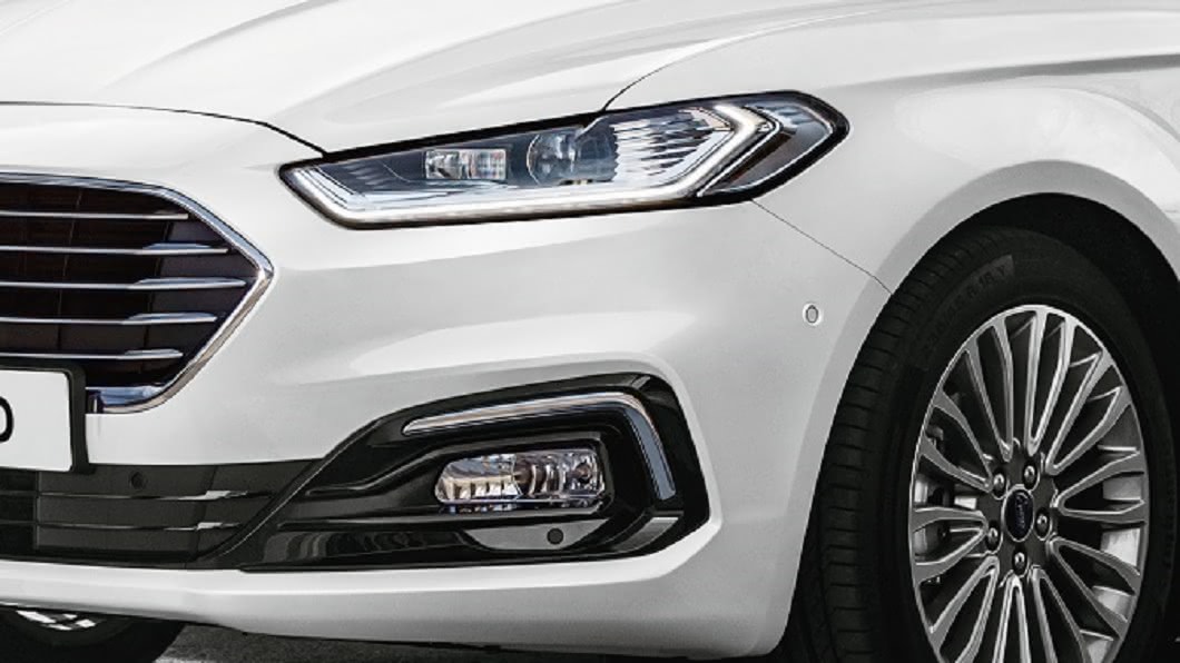 車上搭載的Dynamic LED智慧頭燈，具備AFS頭燈主動式轉向照明輔助系統，並整合AHB自動遠光燈。(圖片來源/ Ford)