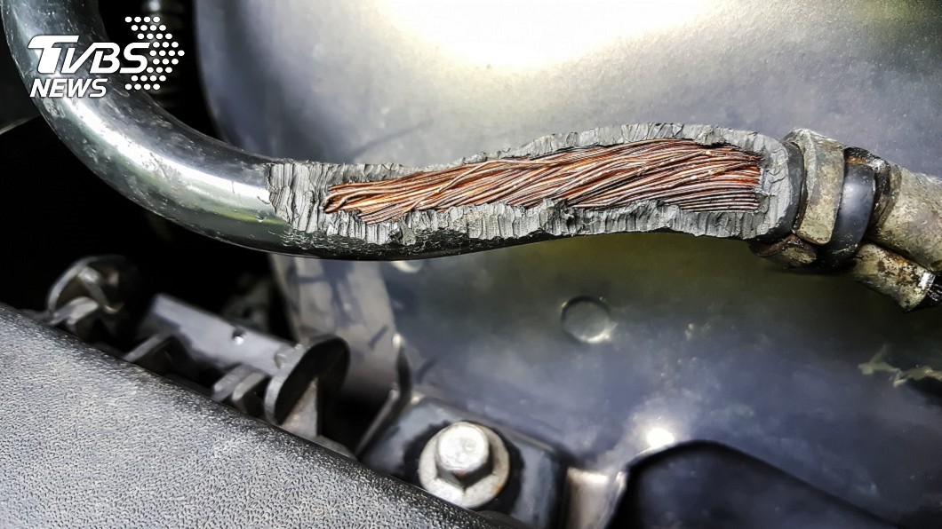 除了車輛漏油引發燃燒之外，最常發生的就是電線走火。(圖片來源/ shutterstock)