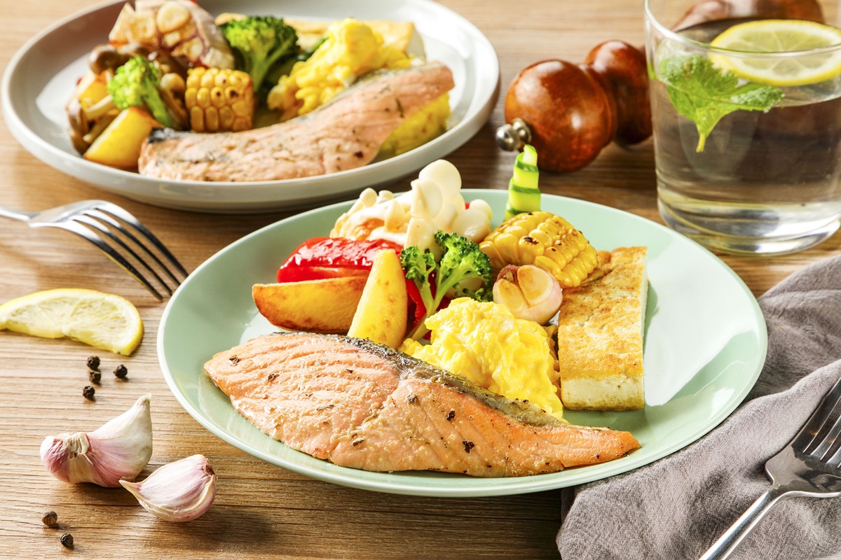 不只雞胸肉能吃！健身控最新夯品「即食包鮭魚」，10秒能變出網美早午餐