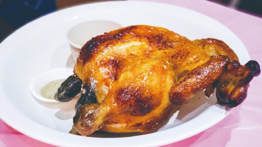 「東山棧」提供以龍眼木燻烤黑羽土雞製成的甕缸雞。(圖片來源/ Michelin Guide)