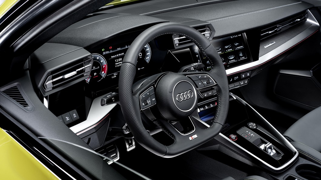 平底式運動化多功能方向盤除S3徽飾亦配有換檔撥片。(圖片來源/ Audi)