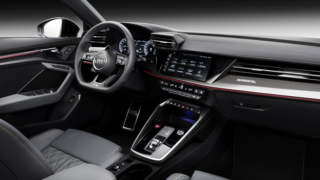 座艙使用鋁質與碳纖維元素混搭，營造跑車化氛圍。(圖片來源/ Audi)