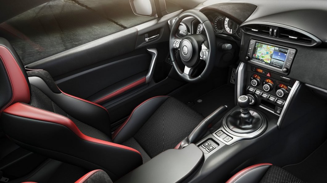Toyota 86跑車座椅以黑紅配色，加上類碳纖維飾板點綴，非常有跑車的感覺。(圖片來源/ Toyota)