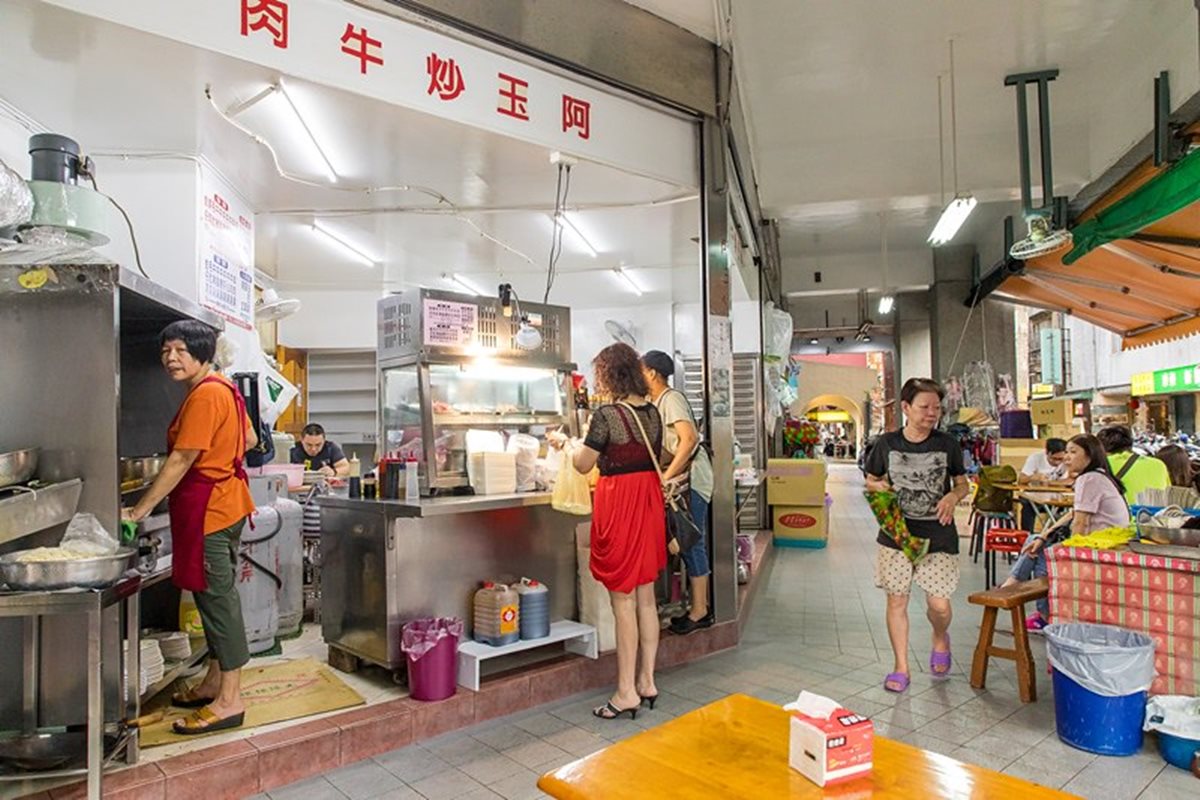 在地人才知！基隆火車站旁老店「炒牛肉麵」飄沙茶香，必配牛雜湯