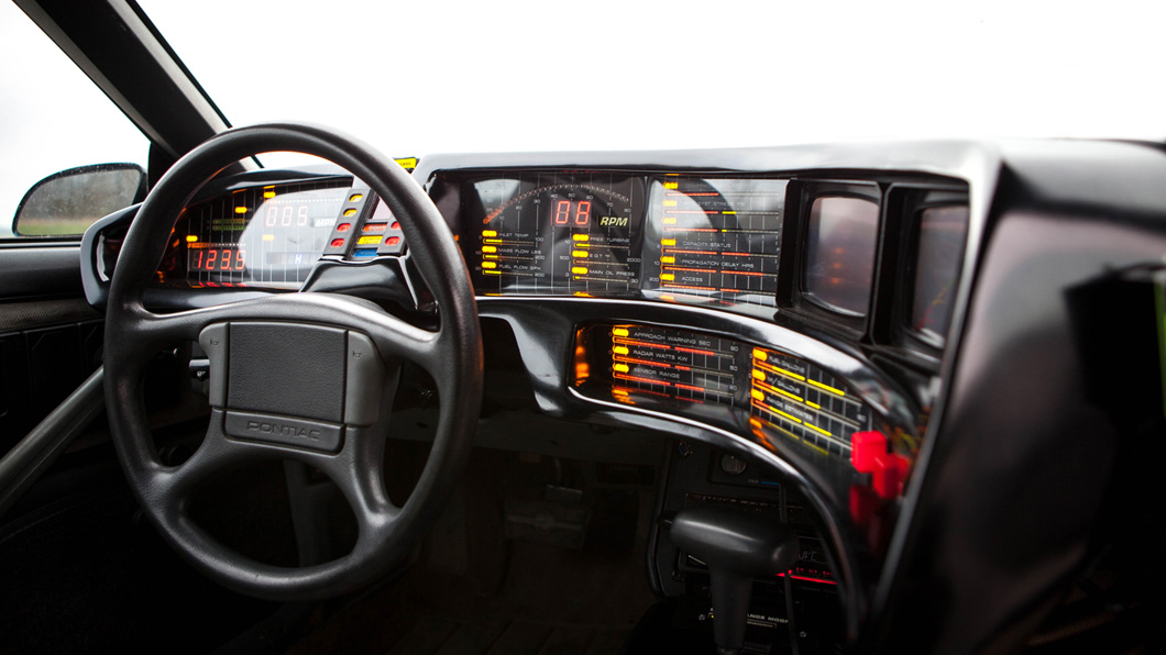 李麥克駕駛的霹靂車，時速可以達到300英里，具備強大人工智慧。(圖片來源/ newspress)