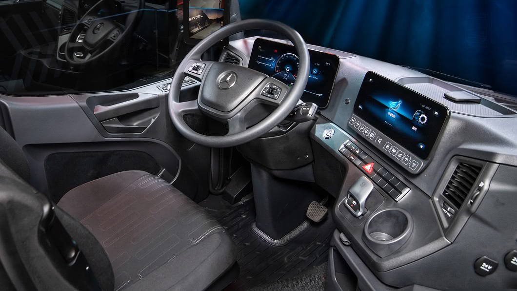 球首發的Multimedia Cockpit全新數位化的駕駛工作環境，可透過12吋主螢幕以及中央10吋輔助螢幕控制輔助所有功能。(圖片來源/ M-Benz)