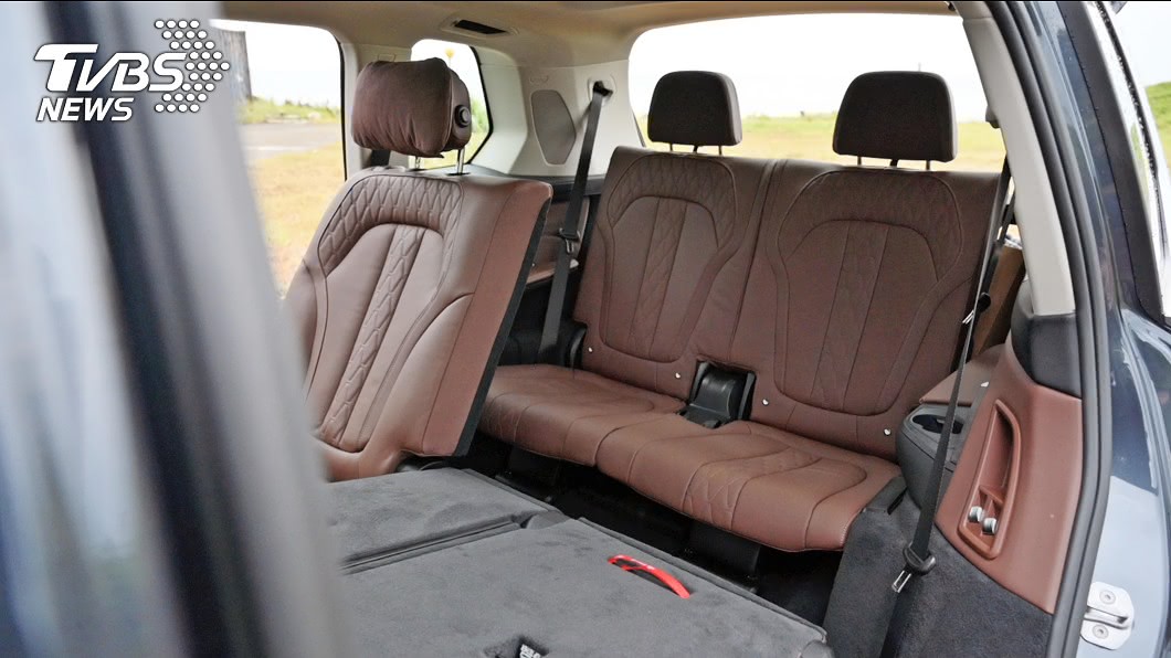 X7的第三排座椅擁有第五區恆溫空調和獨立天窗，搭配空間寬裕的正七人座設計，乘坐感舒適愜意。