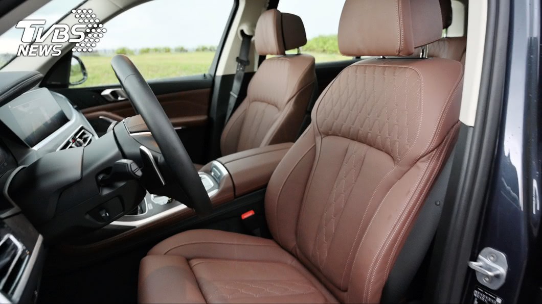內裝呈現方面，X7車上可以看到BMW Individual Merino頂級皮革打造的通風加熱座椅。
