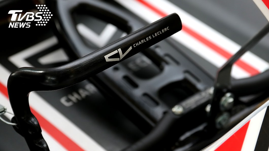 油門與煞車踏板烙印有Charles Leclerc專屬徽飾。