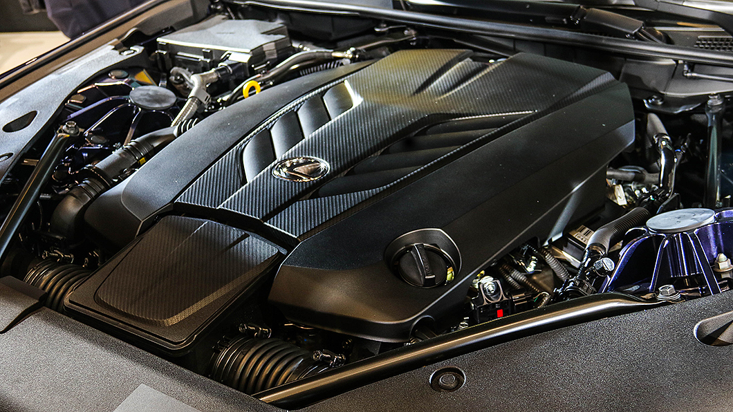 動力心臟由464匹馬力、54公斤米扭力輸出之5.0升V8汽油自然進氣引擎擔任。