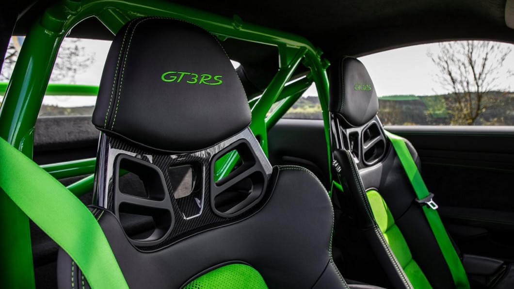 911 GT3 RS配置碳纖賽車桶型座椅。(圖片來源/ Porsche)