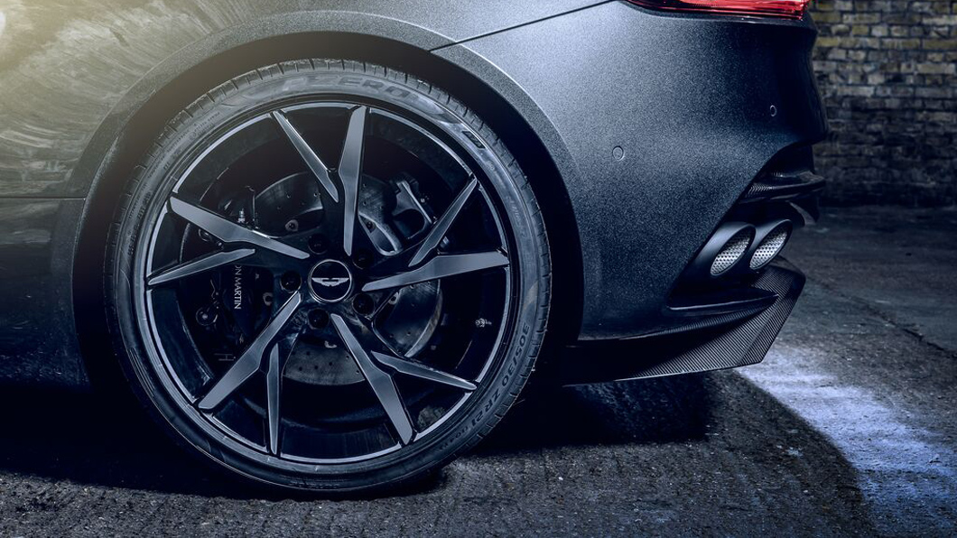 DBS Superleggera 007 Edition配備特仕車款專屬的 21 吋 Y-Spoke亮黑色鍛造拋光輪圈。(圖片來源/ Aston Martin)