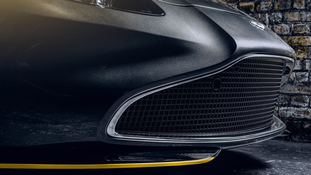 前下擾流源於電影中V8 Vantage火箭推進器上象徵危險情況的黃色警示線。(圖片來源/ Aston Martin)