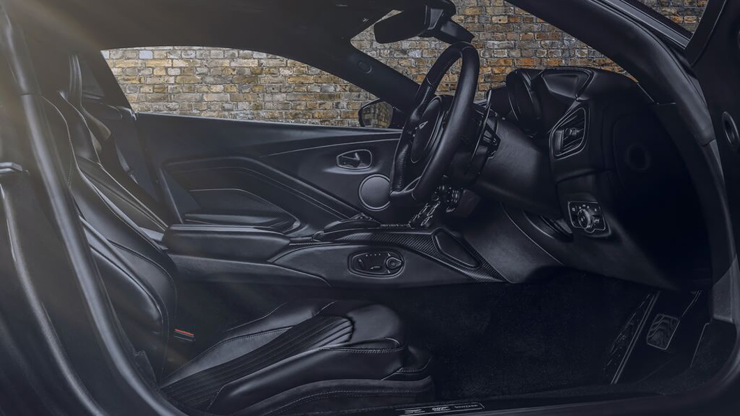 特別版本在內裝設計上極富深意，以Obsidian Black皮革搭配黑色鍍鉻飾板為視覺基調。(圖片來源/ Aston Martin)