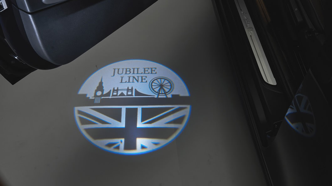 從LED門板照地燈可見由簡約線條描繪的經典倫敦意象。(圖片來源/ MINI)