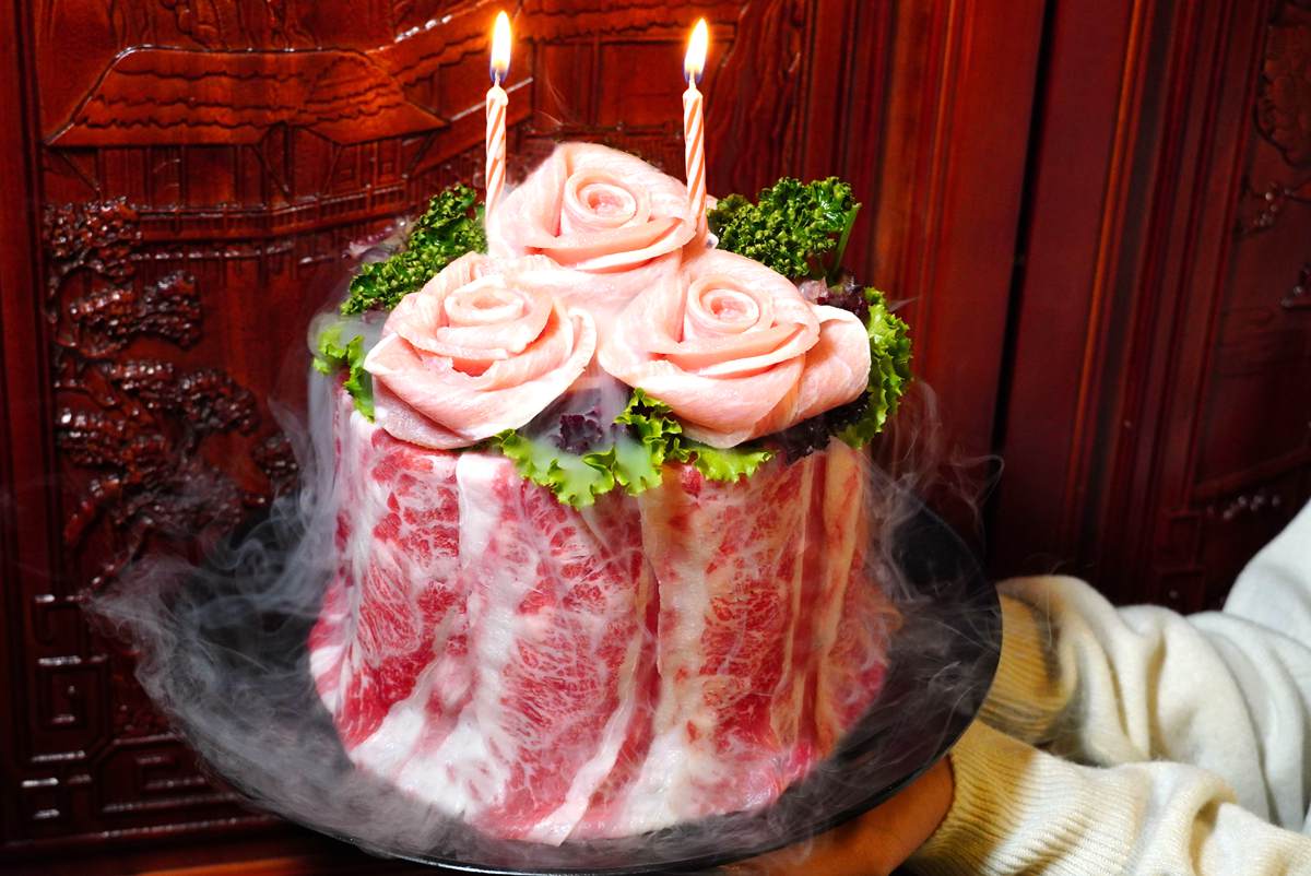  情人餐今天就開吃！17盎司牛排買一送一，美牛+松阪豬雙色肉蛋糕免費送