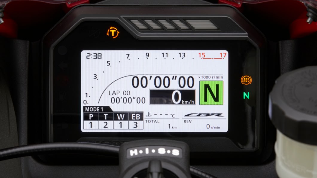 透過CBR600RR全彩儀表板，可以查看許多車輛資訊。(圖片來源/ Honda)