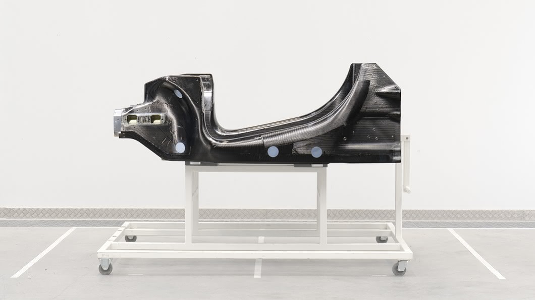 第三代碳纖維單體式車體結構將作為新一代油電複合動力車跑底盤基礎。(圖片來源/ McLaren)