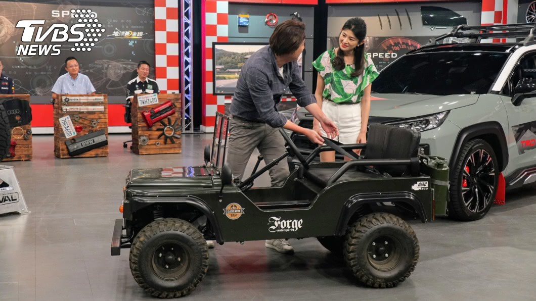 錢毅向主持人蘇宗怡介紹Mini Jeep。(圖片來源/ 地球黃金線)
