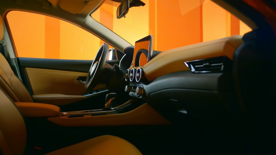 車內可見平底式3輻多功能方向盤、大尺寸懸浮式中控觸控螢幕與三環式中央出風口。(圖片來源/ Nissan)