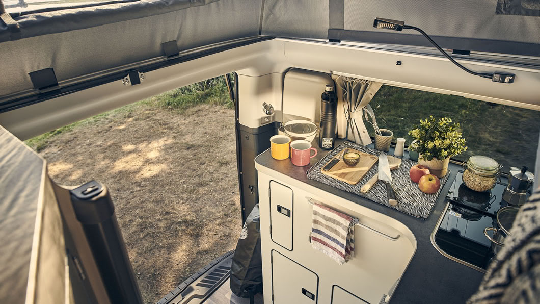 Transit Custom Nugget車上有L型的小廚房，可以簡單區隔用餐和就寢區域。(圖片來源/ Ford)