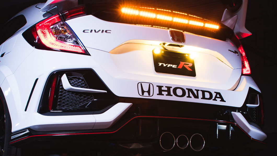 Civic Type-R安全車採用2.0升四缸渦輪增壓引擎，可以創造超過300hp的最大馬力。(圖片來源/ Honda)