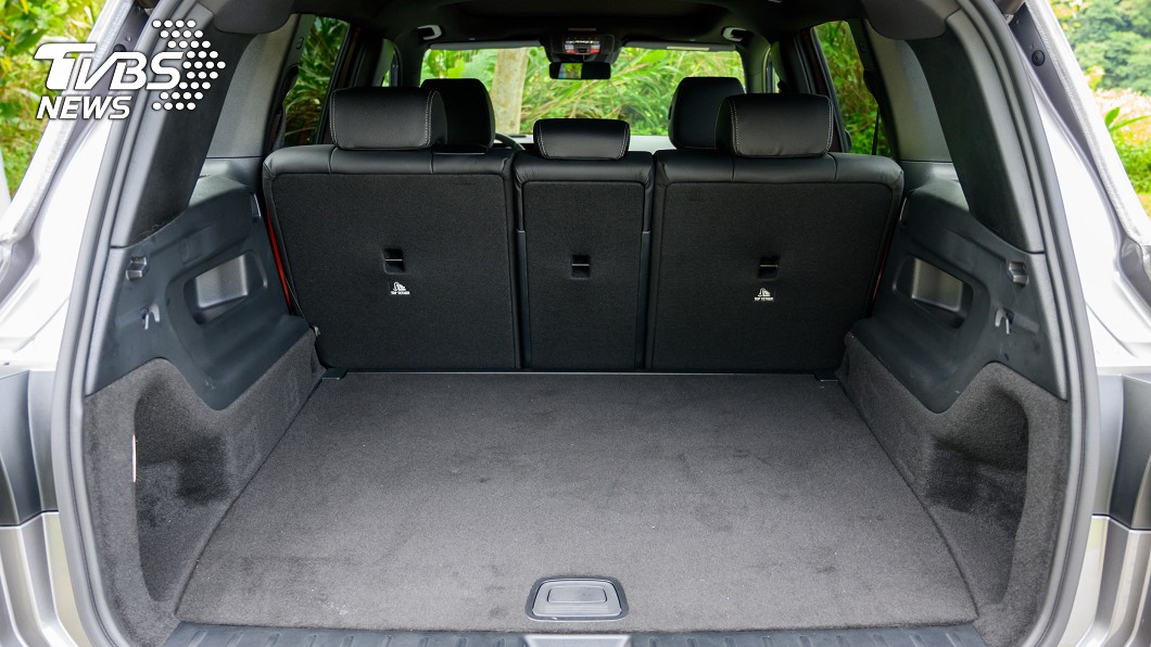充足的置物空間，無論載朋友出遊，或者裝載物品都相當受用，是一款可以與家人朋友分享的性能SUV。