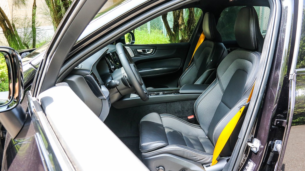 跑車化座椅搭配Polestar Engineered車型專屬黃色安全帶。