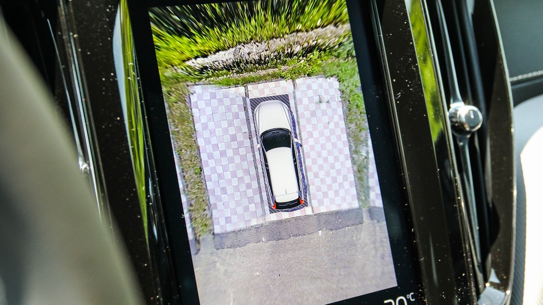 環景系統做動的時機多用於停車或是在窄巷中。(圖片來源/ TVBS)