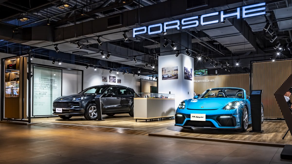 Porsche NOW全新型態概念店也在8月7日於青埔複合式商圈開幕，預計會進駐在新光影城五個月左右。(圖片來源/ Porsche)