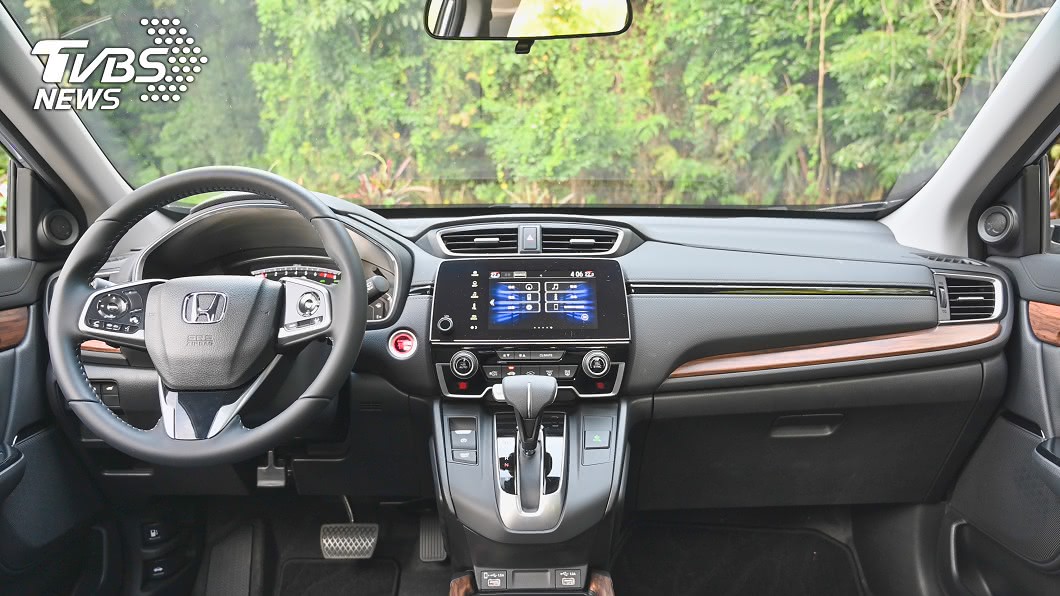 CR-V座艙內的科技舒適配備依舊相當具有競爭力，數位儀表、車載系統、無線充電一應具全。(圖片來源/ TVBS)