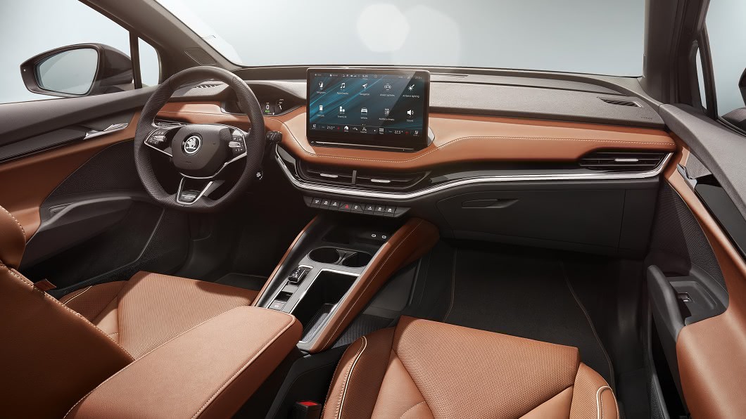 車內以數位儀錶板、HUD抬頭顯示器與大尺寸觸控螢幕組成科技化座艙。(圖片來源/ Škoda)