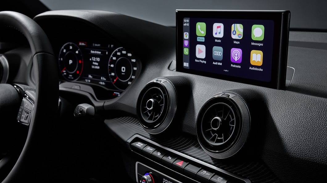 除Apple CarPlay，Q2還導入整合自然語音辨識之聲控系統。(圖片來源/ Audi)