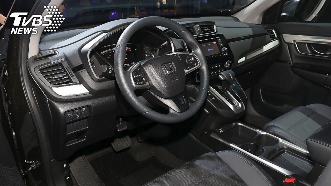 VTi車型同樣標配多功能方向盤與TFT數位儀表板。