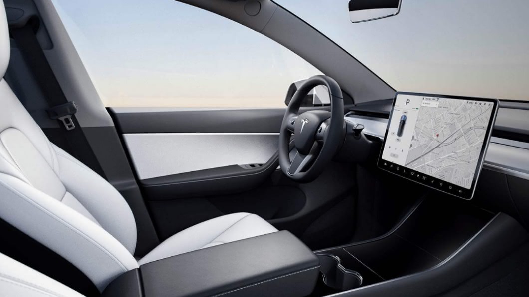 Tesla Model Y內裝維持簡潔配置，並導入15吋觸控螢幕及大面積玻璃車頂。(圖片來源/ Tesla)
