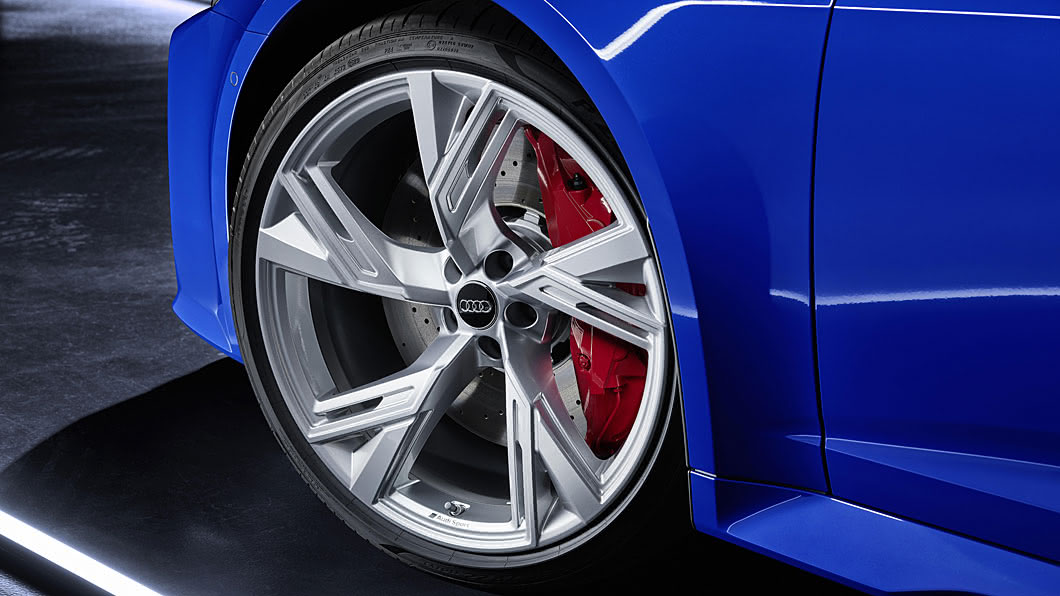 標配22吋鋁合金輪圈與紅色煞車卡鉗。(圖片來源/ Audi)