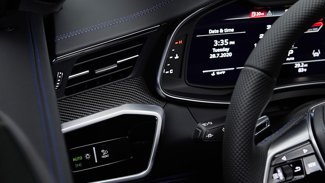 車內不僅植入碳纖維飾板更採用藍色對比色縫線。(圖片來源/ Audi)